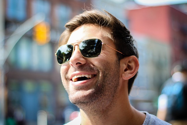 glad fyr med smarte solbriller